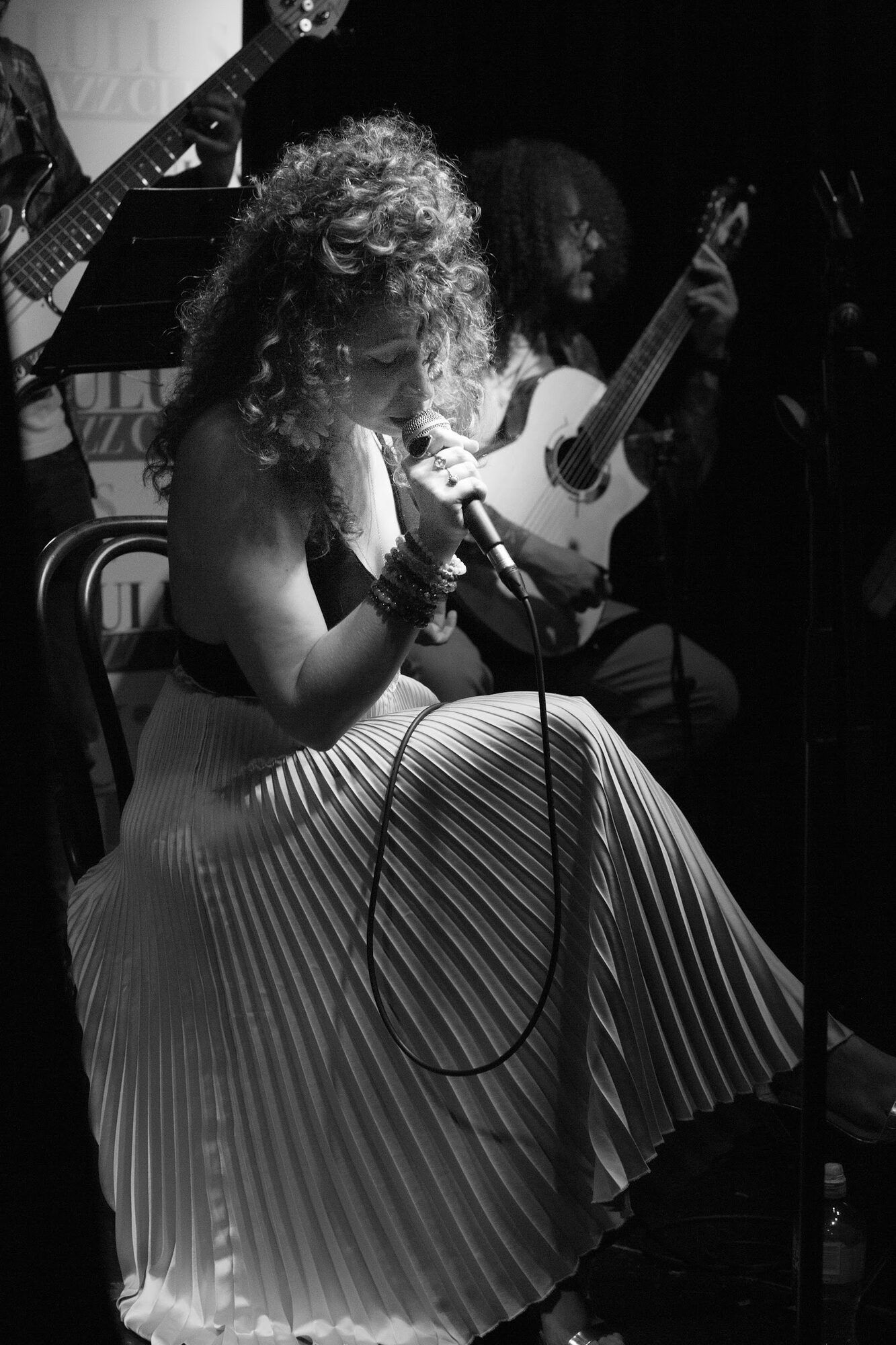 Black and white: a singer beside a guitarist