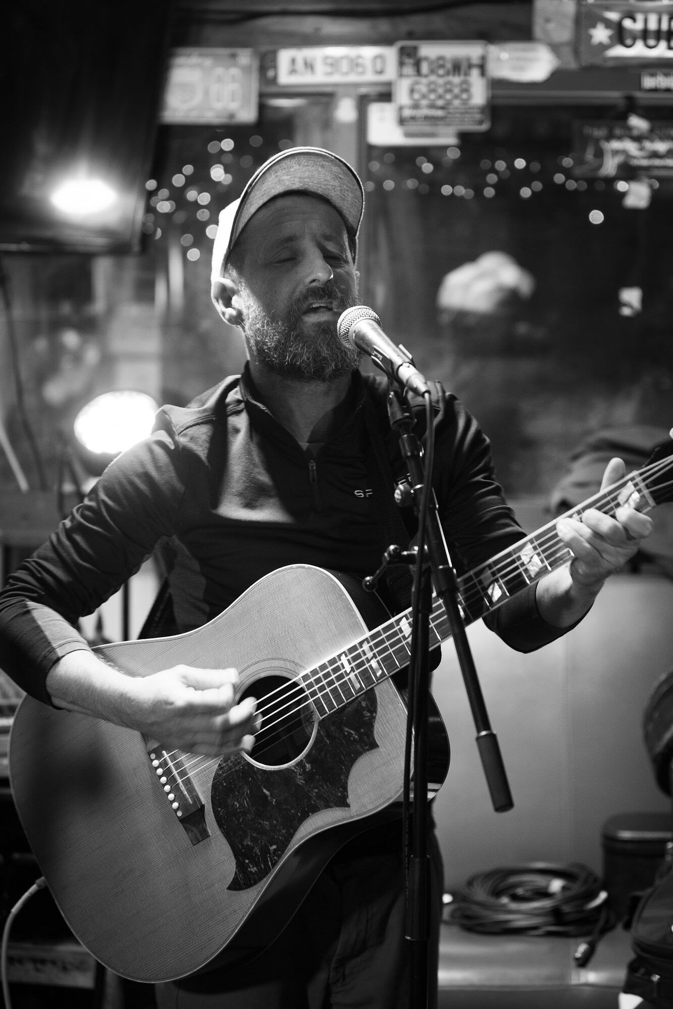 Black and white: a man singing with a guitar